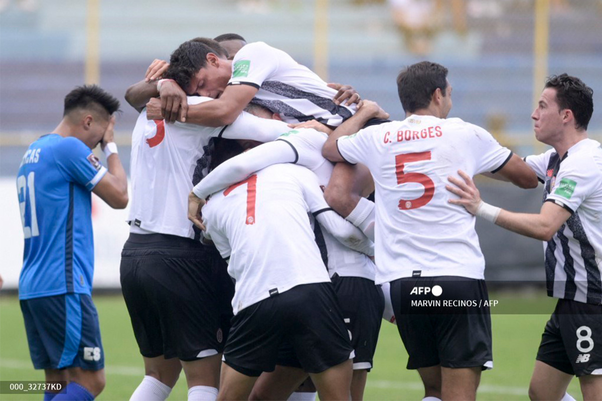 Costa Rica vence 2-1 a El Salvador y sigue soñando con Qatar-2022