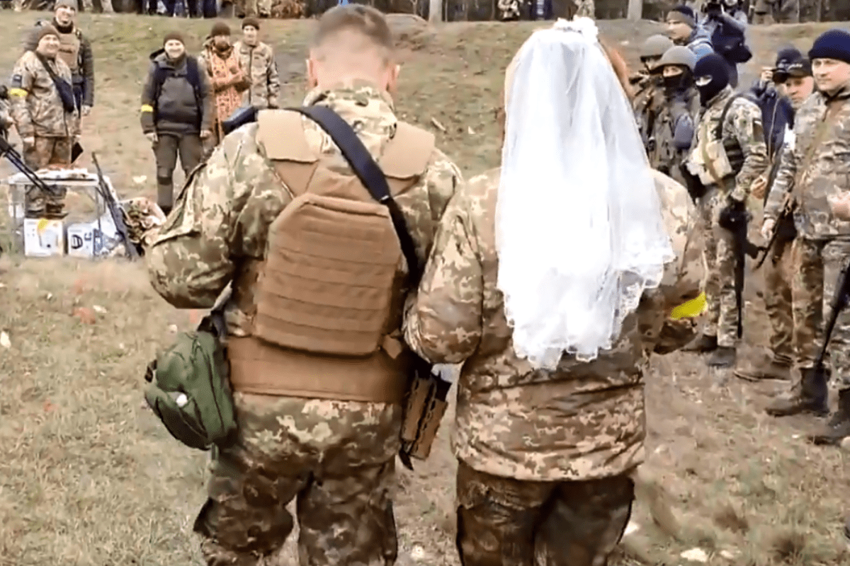 Foto: Twitter/ @reuters | ¡El amor en la guerra! Pareja ucraniana hacen su boda en puesto militar