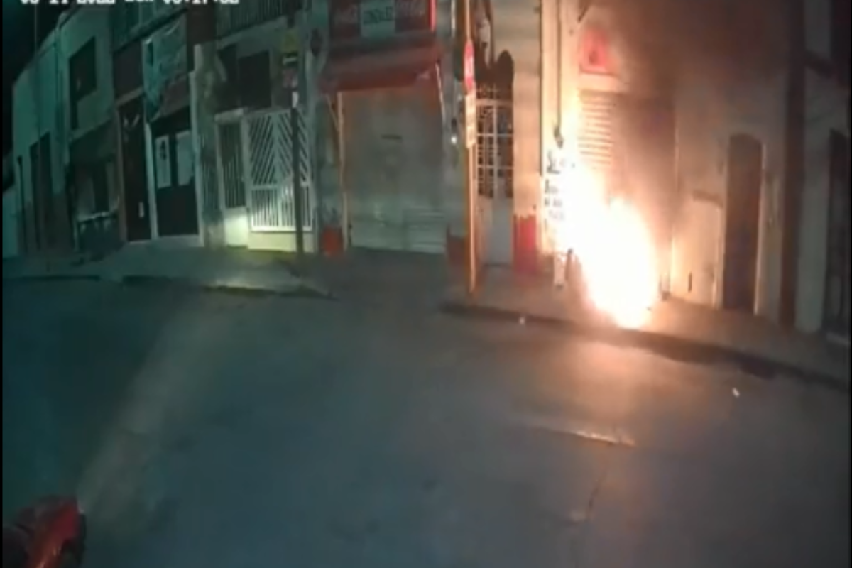 Foto: Twitter/ @JLM_Noticias | VIDEO FUERTE: Hombre la prende fuego a abuelito en situación de calle