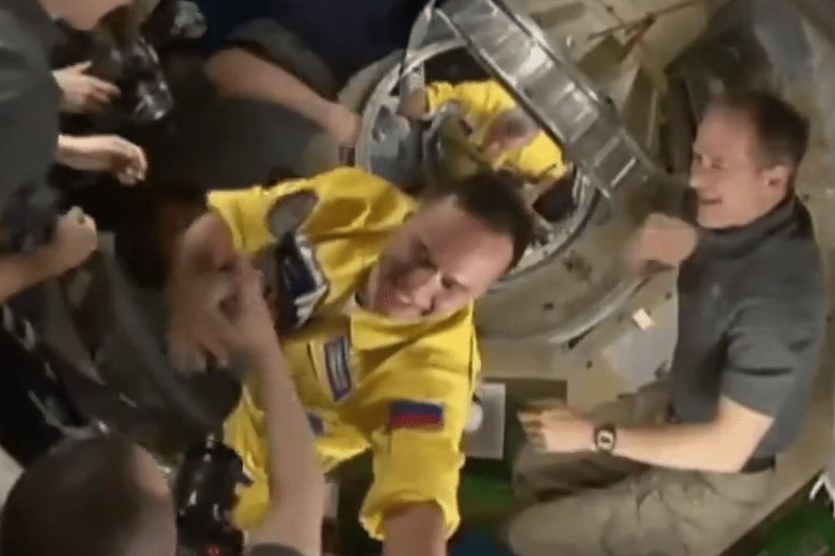 Foto: Twitter/ @fronteraspacial | Cosmonautas rusos arriban a la Estación Espacial Internacional usando los colores de Ucrania