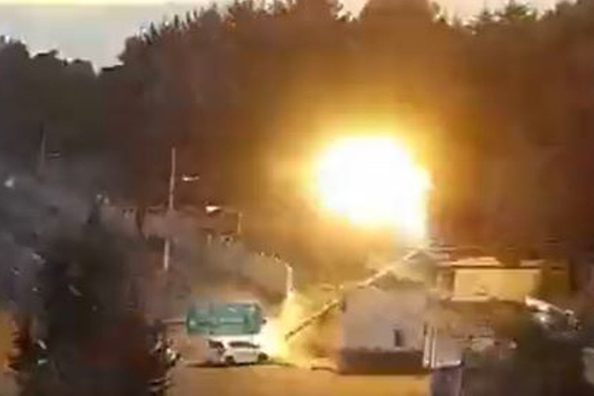 VIDEO: Conductor pierde el control, choca contra poste y provoca explosión  - 24 Horas