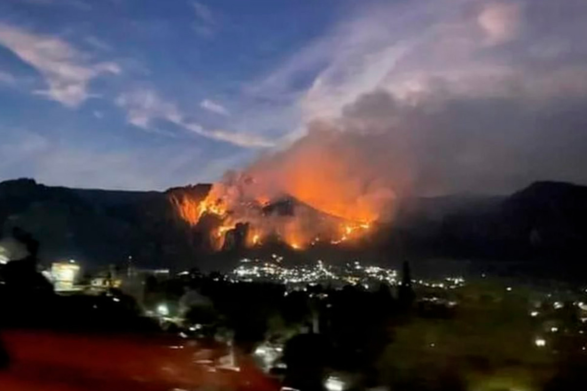 Fuerte incendio afecta al cerro del Tepozteco, en Tepoztlán 