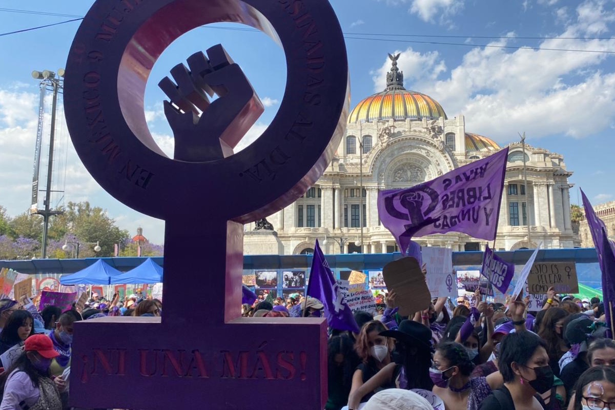 Mujeres marchan al Zócalo