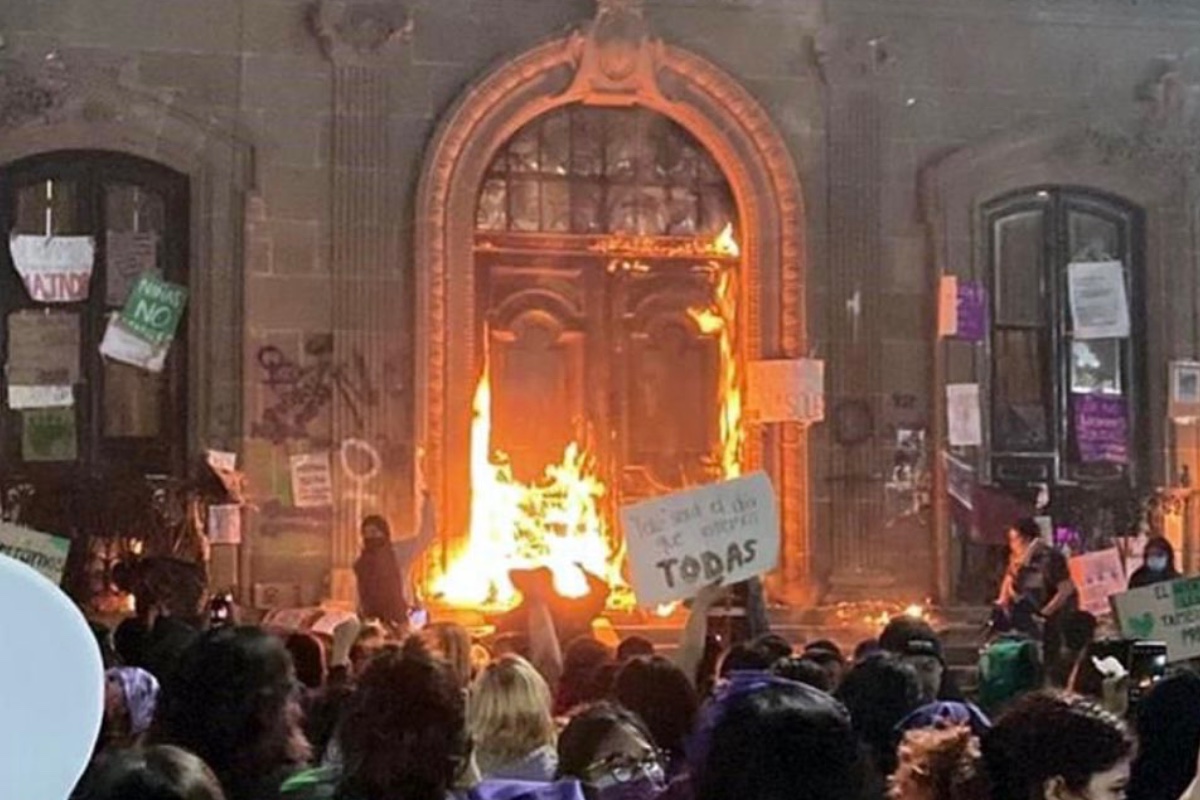 Mujeres queman puertas del Palacio de Gobierno de NL