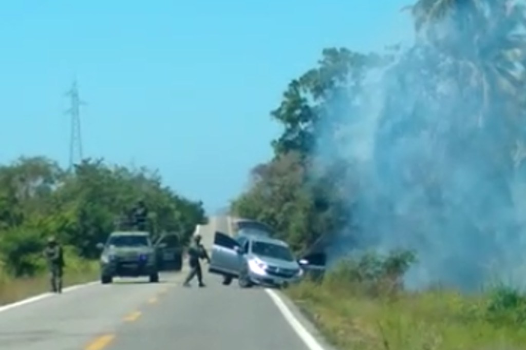 En redes se compartió un video en el que se observa a soldados asegurar un vehículo en Tecpan, Guerrero.