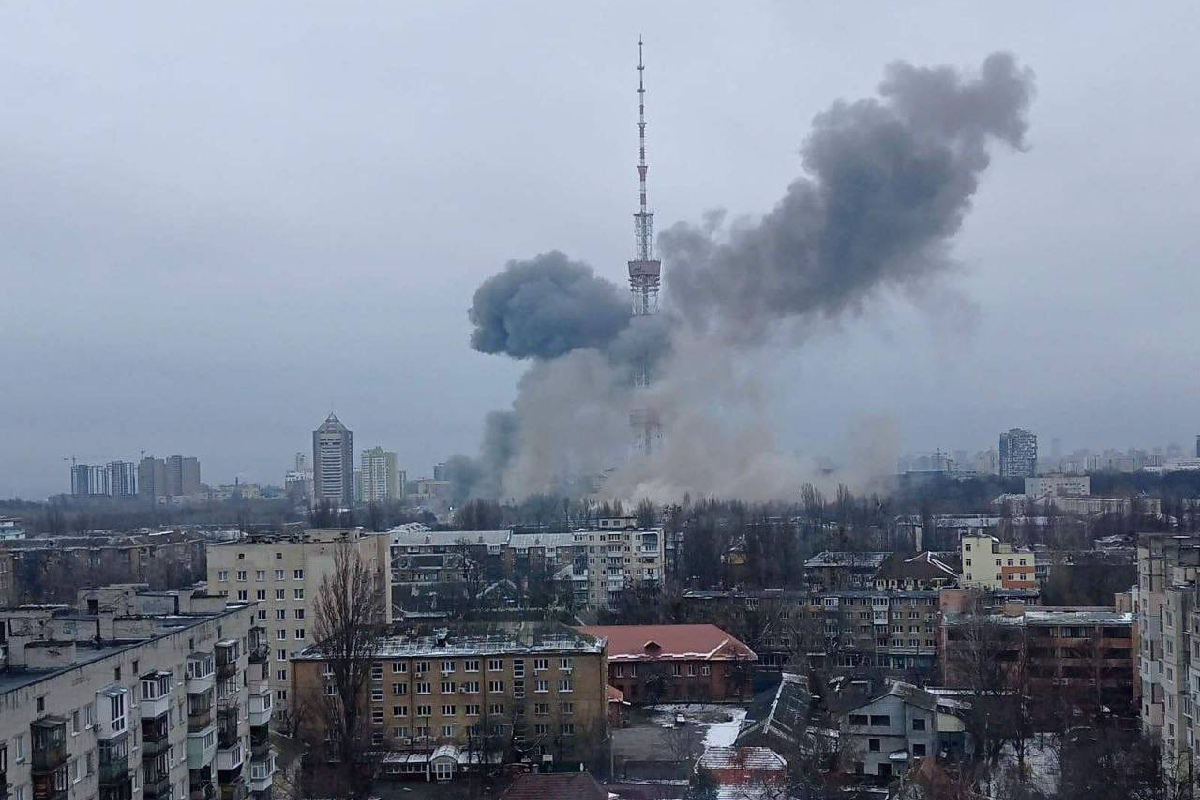 El gobierno de Ucrania confirmó un ataque ruso en una torre de televisión en Kiev.