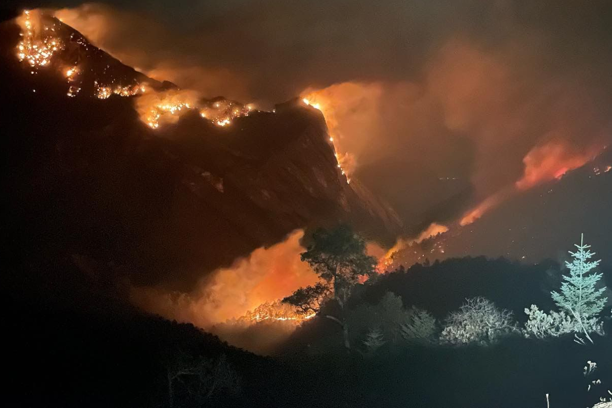 Continúa el avance de incendio en Sierra de Santiago, Nuevo León.