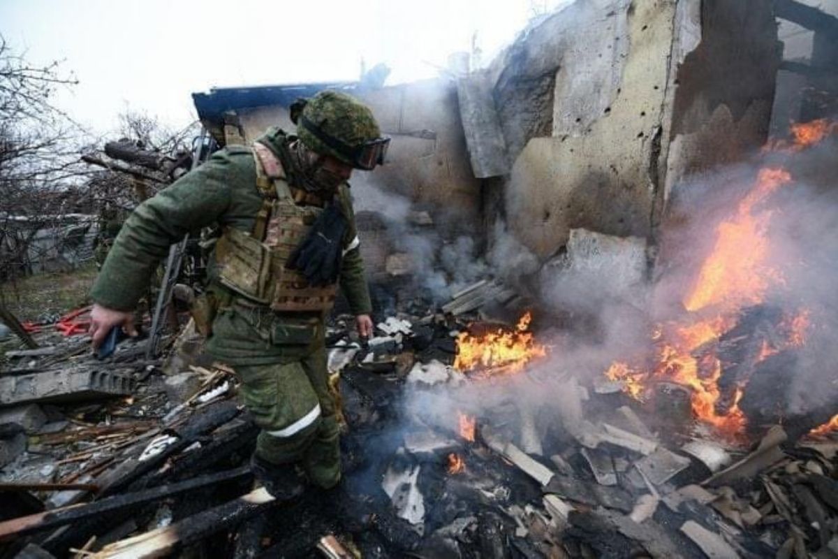 Servicios de emergencia de Ucrania informaron sobre el deceso de 13 personas al oeste de Kiev.