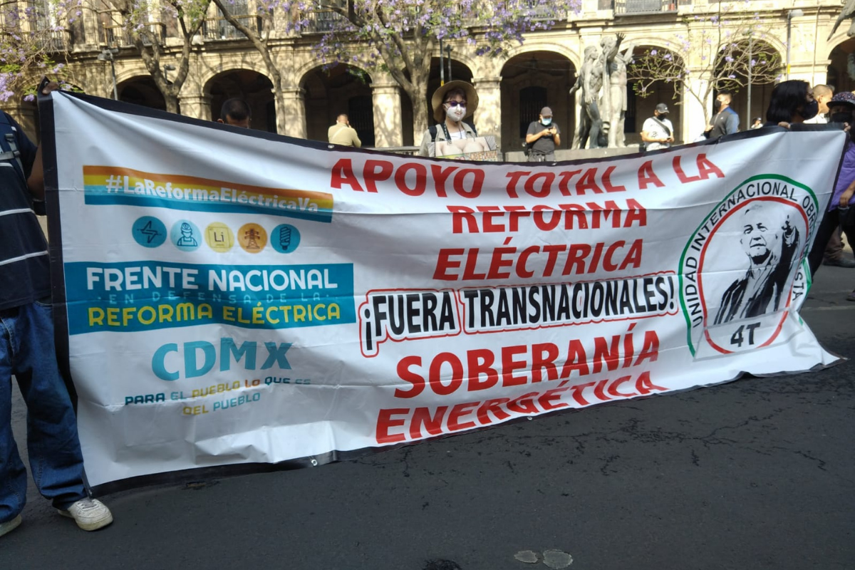 Foto: Ángel Ortiz | El Frente Nacional en Defensa de la Reforma Eléctrica convocó a un mitin y una marcha desde el Zócalo hacia la Cámara de Diputados.