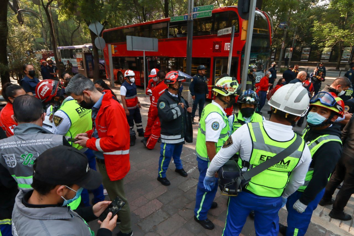 Servicios de emergencia atendieron el choque de Metrobús y camión de pasajeros.