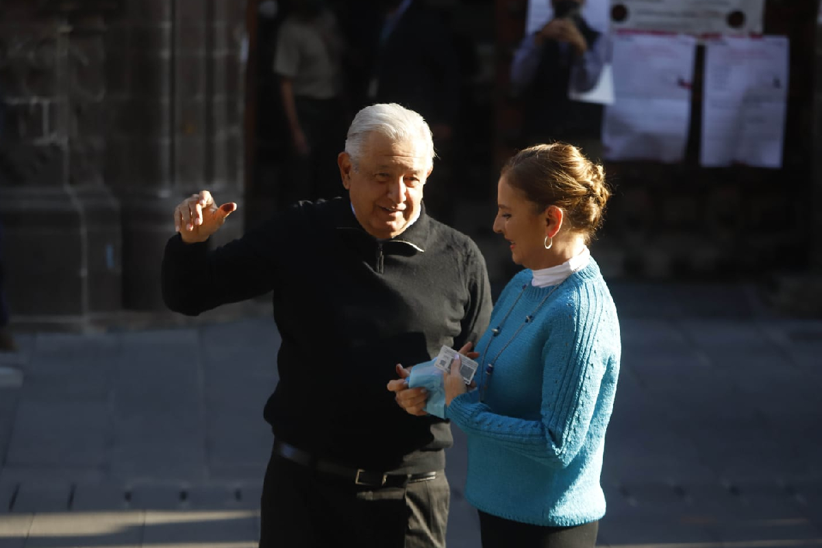 El presidente López Obrador acudió a votar a la consulta de Revocación acompañado de su esposa Beatriz Gutiérrez Muller.