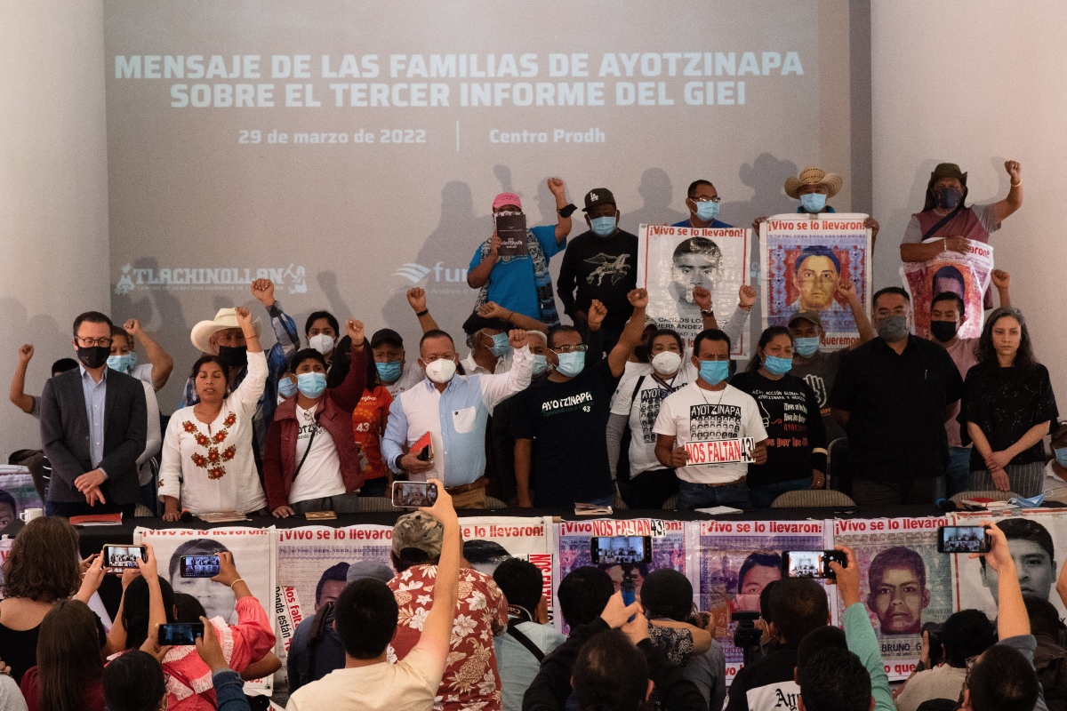 AMLO indicó que se podrían reactivar órdenes de aprehensión en contra de involucrados en el Caso Ayotzinapa.