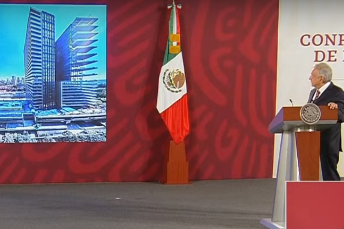 El Presidente exhibió un departamento en Polanco que sería propiedad de Carlos Loret de Mola.