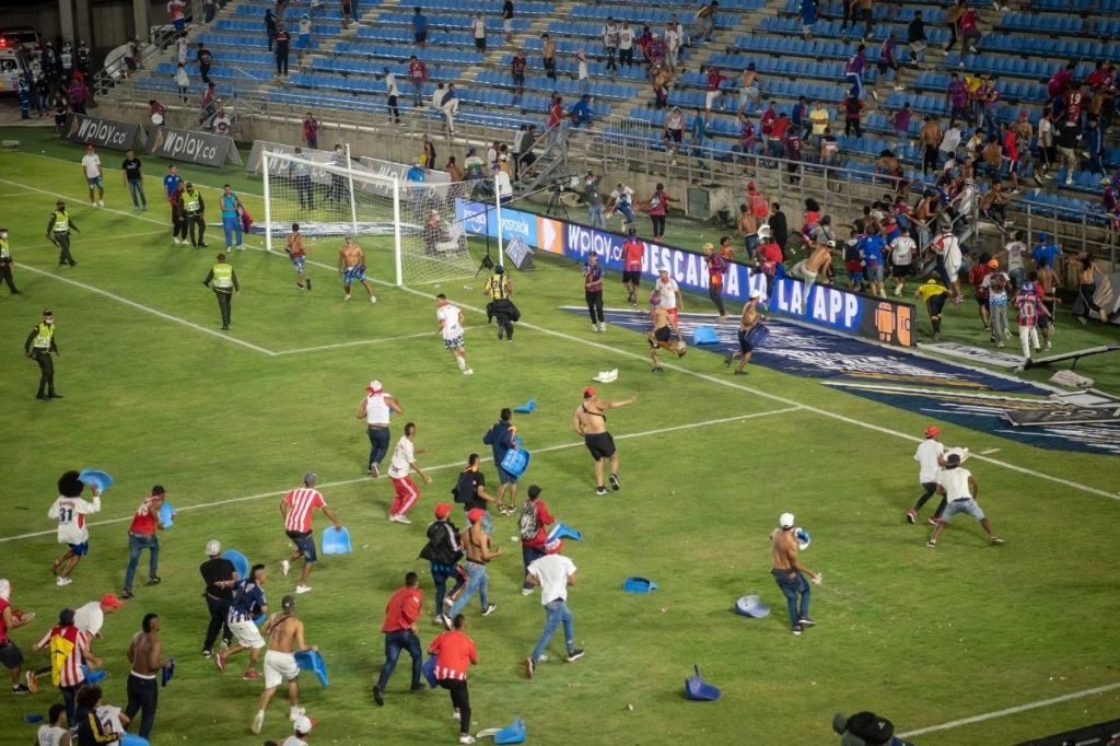 Foto:Twitter/@eduardopublica| Enfrentamiento entre hinchas en estadio de fútbol deja un muerto en Colombia