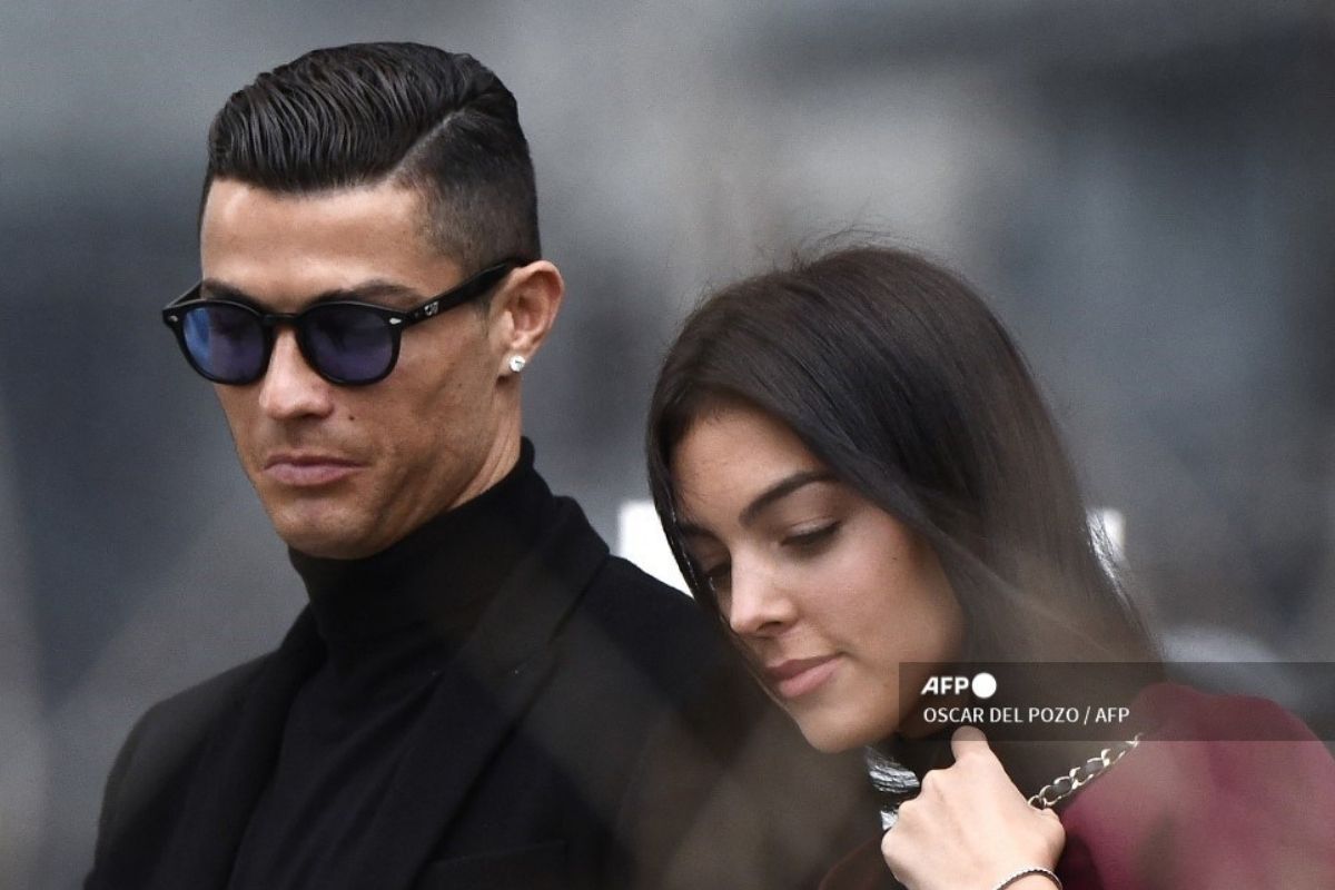 Foto:AFP|Afición del Liverpool aplaude a Cristiano Ronaldo tras pérdida de su hijo