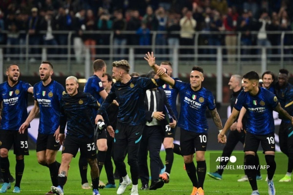 Foto:AFP|Lautaro, con un doblete ante AC Milan, mete al Inter en final de Copa Italia