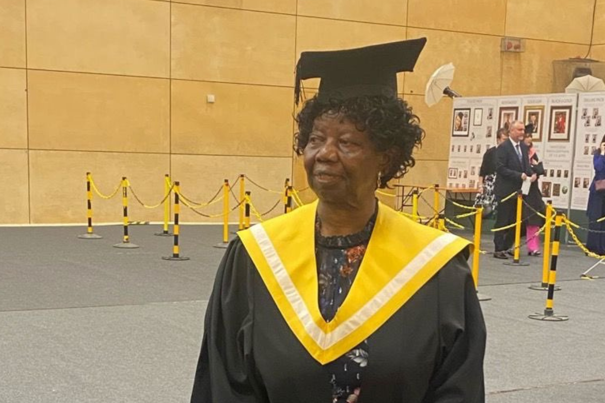 Foto: Twitter/ @Getseen360_ | Abuelita se gradúa de la universidad a los 80 años