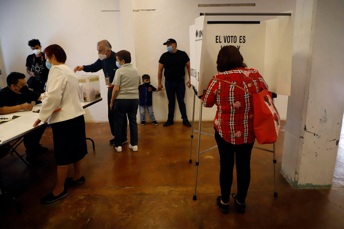 Toman foto y apuntan a ciudadanos que asisten a votar en casilla cercana a Palacio Nacional
