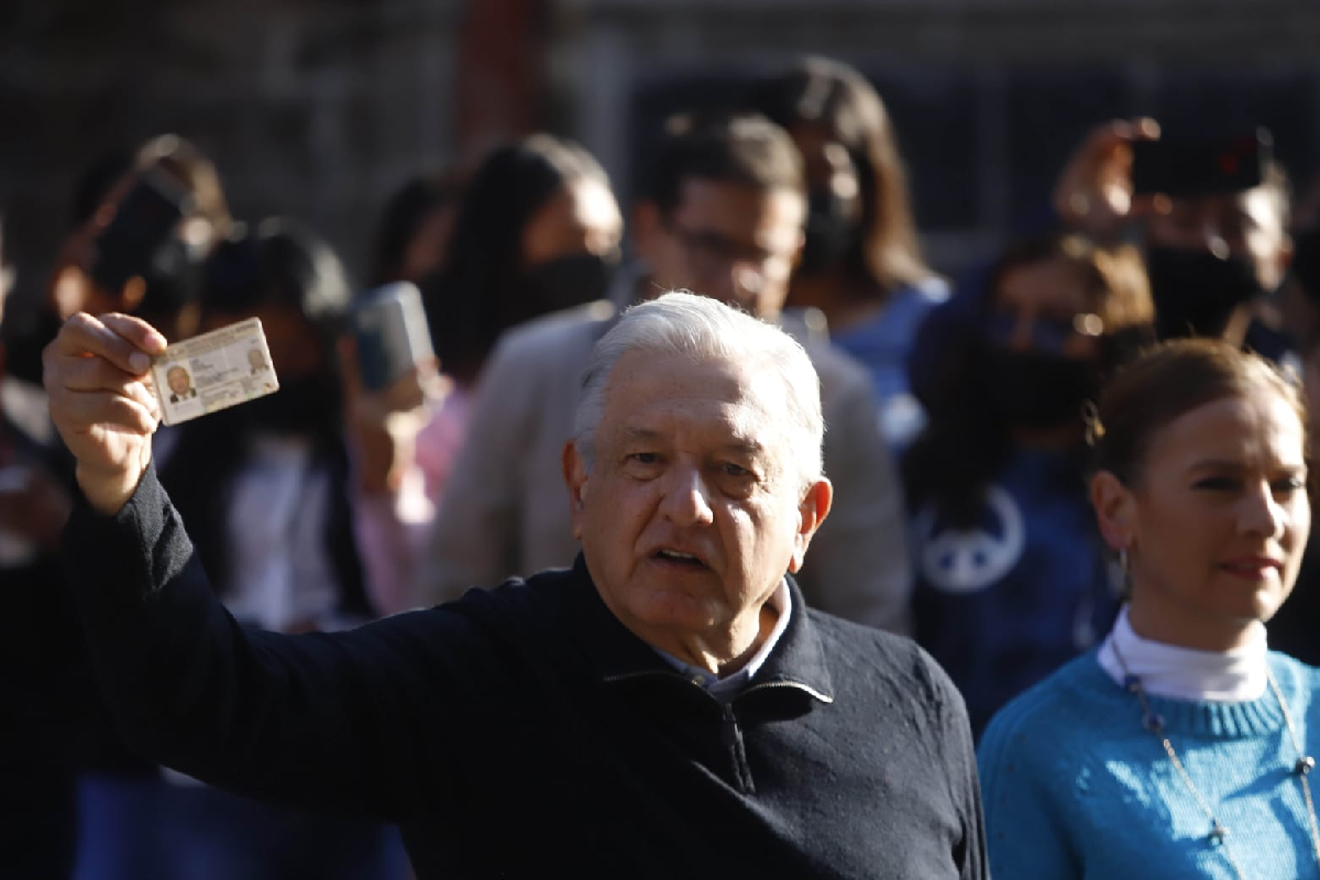 El presidente López Obrador acudió a votar a la consulta de Revocación.