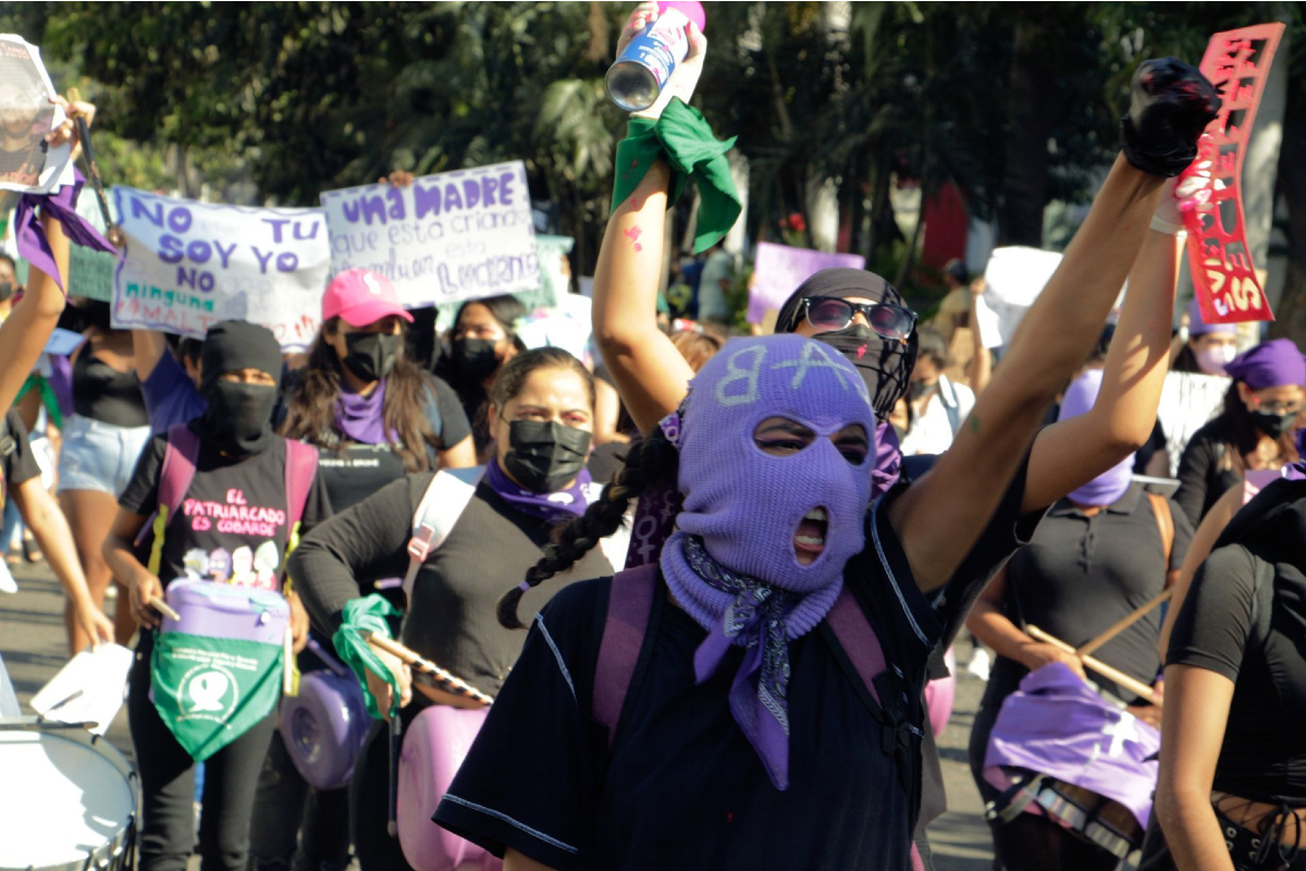 Colectivos feministas inician marcha rumbo al Zócalo capitalino.