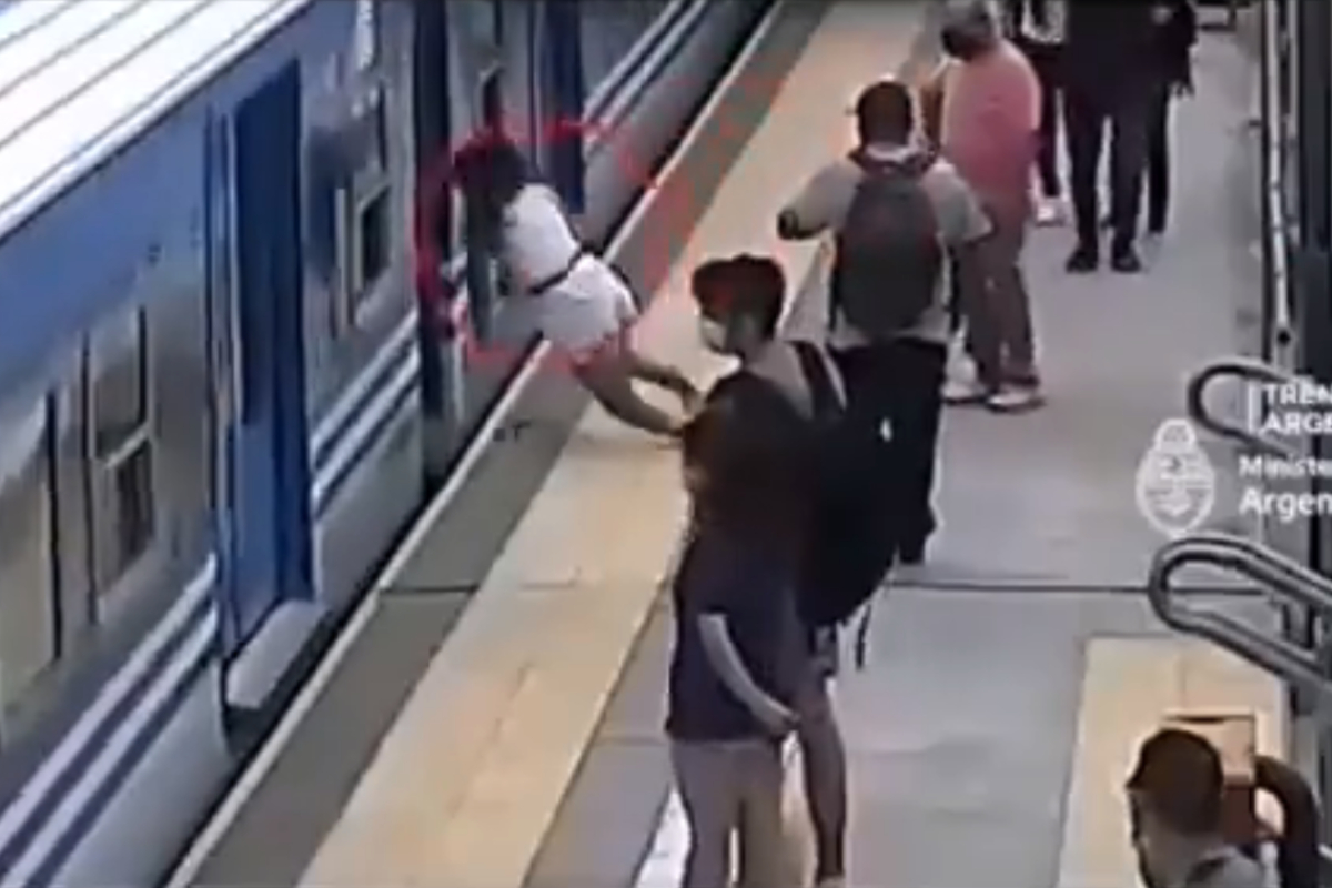 La mujer cayó inconsciente a las vías de un tren.