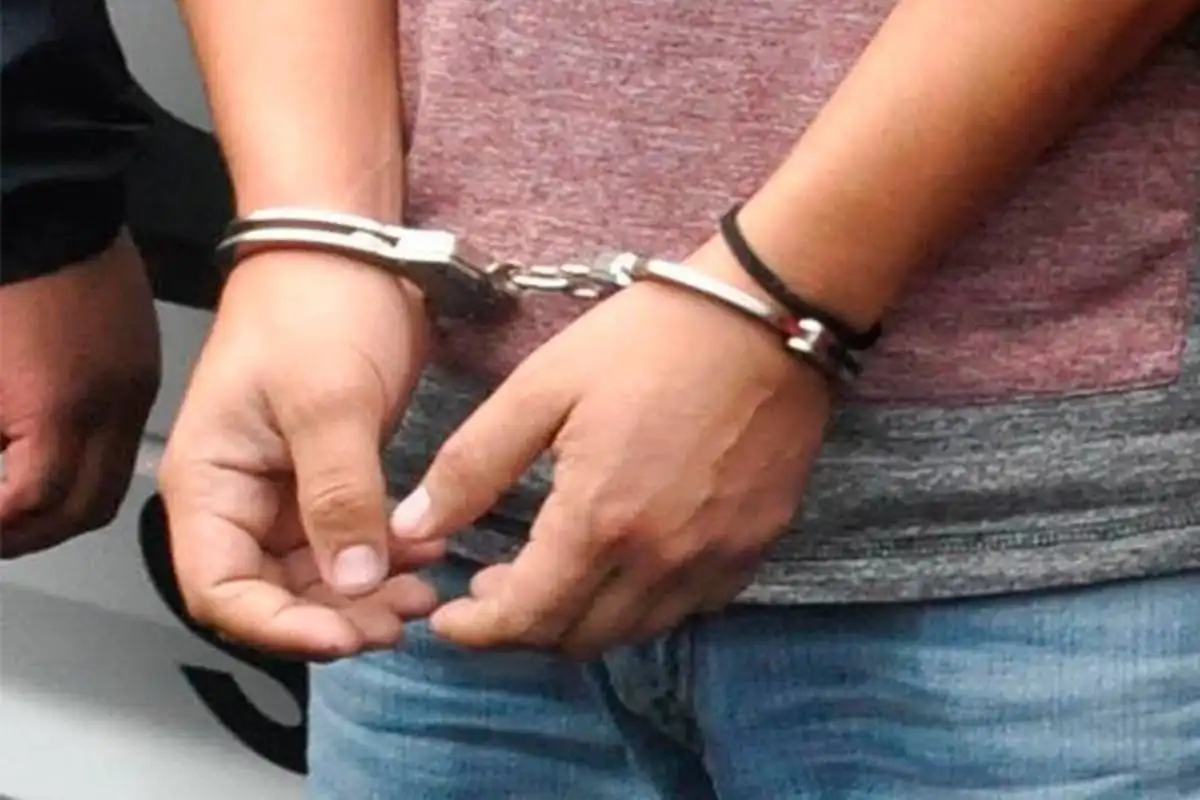 El padre y sus dos hijos fueron arrestados tras impedir un robo.