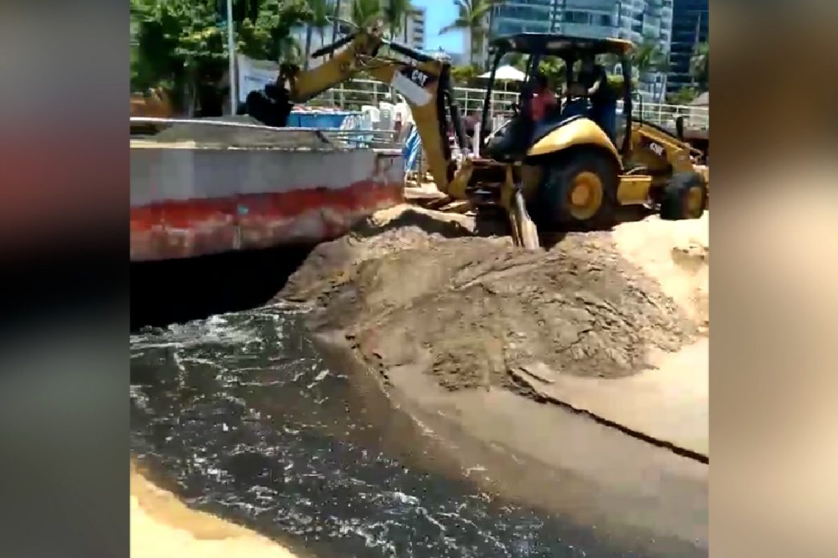Denuncian que el canal de aguas negras fue descargado en una playa de Acapulco.