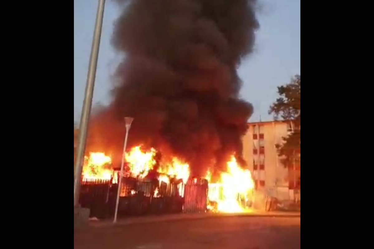 Incendio en unidad habitacional, en alcaldía Iztacalco.