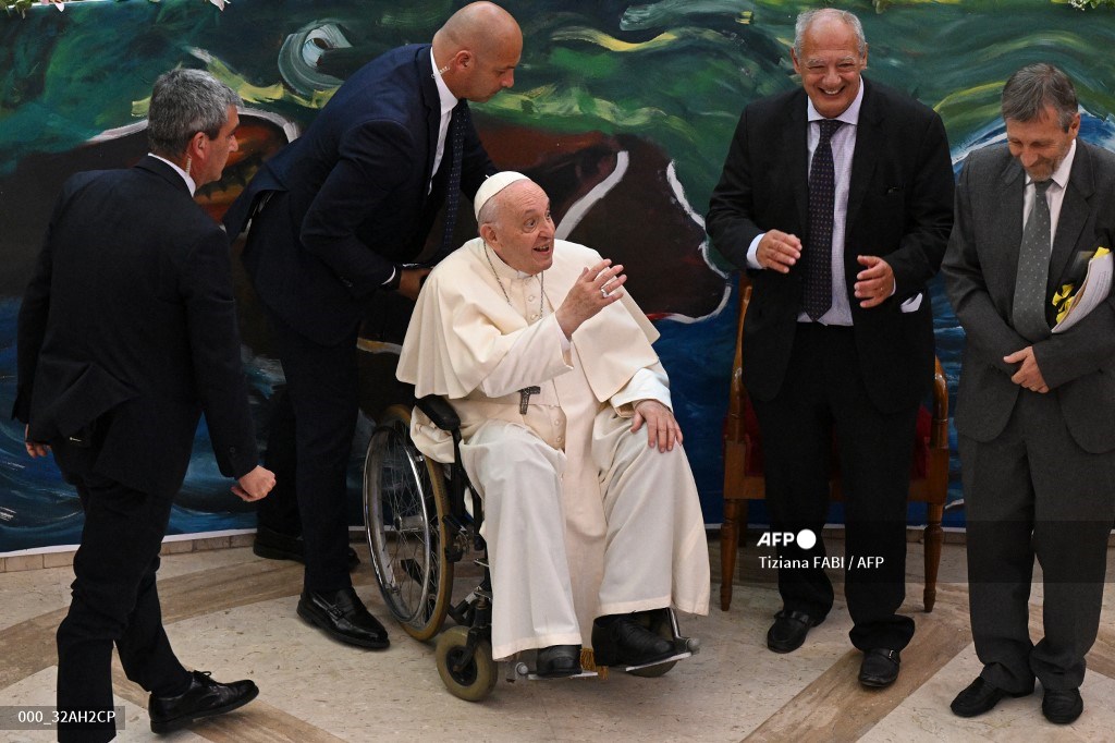 Foto: AFP | El papa lanza junto a Bono un movimiento de estudiantes por la defensa del medio ambiente