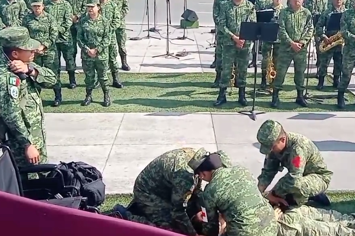 Efectivos militares se desvanecieron durante la celebración del 5 de Mayo en Puebla.