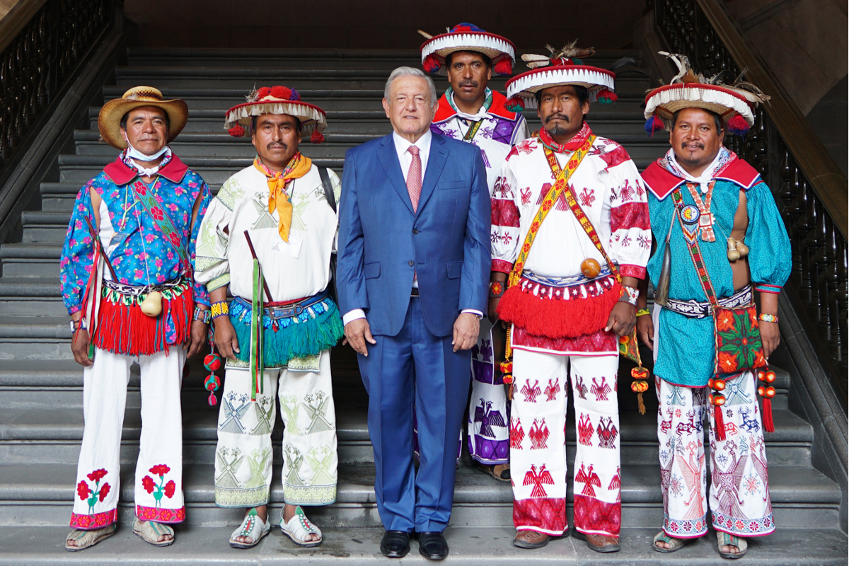 López Obrador recibió a miembros de la comunidad Wixárika en Palacio Nacional.
