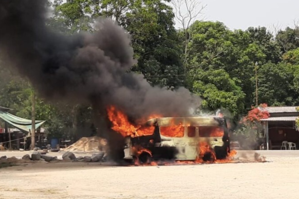 En Oaxaca, pobladores queman camioneta de empresa; continúan retenidos 19 maestros del Conalep