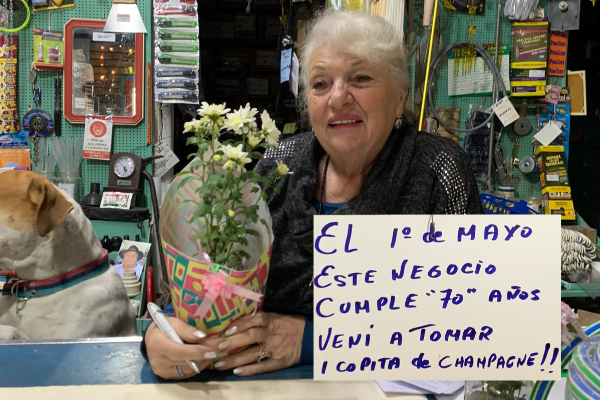 Foto: Twitter/ @agustinakraus | Con un “copita de champagne” abuelita invita a festejar los 70 años de su negocio