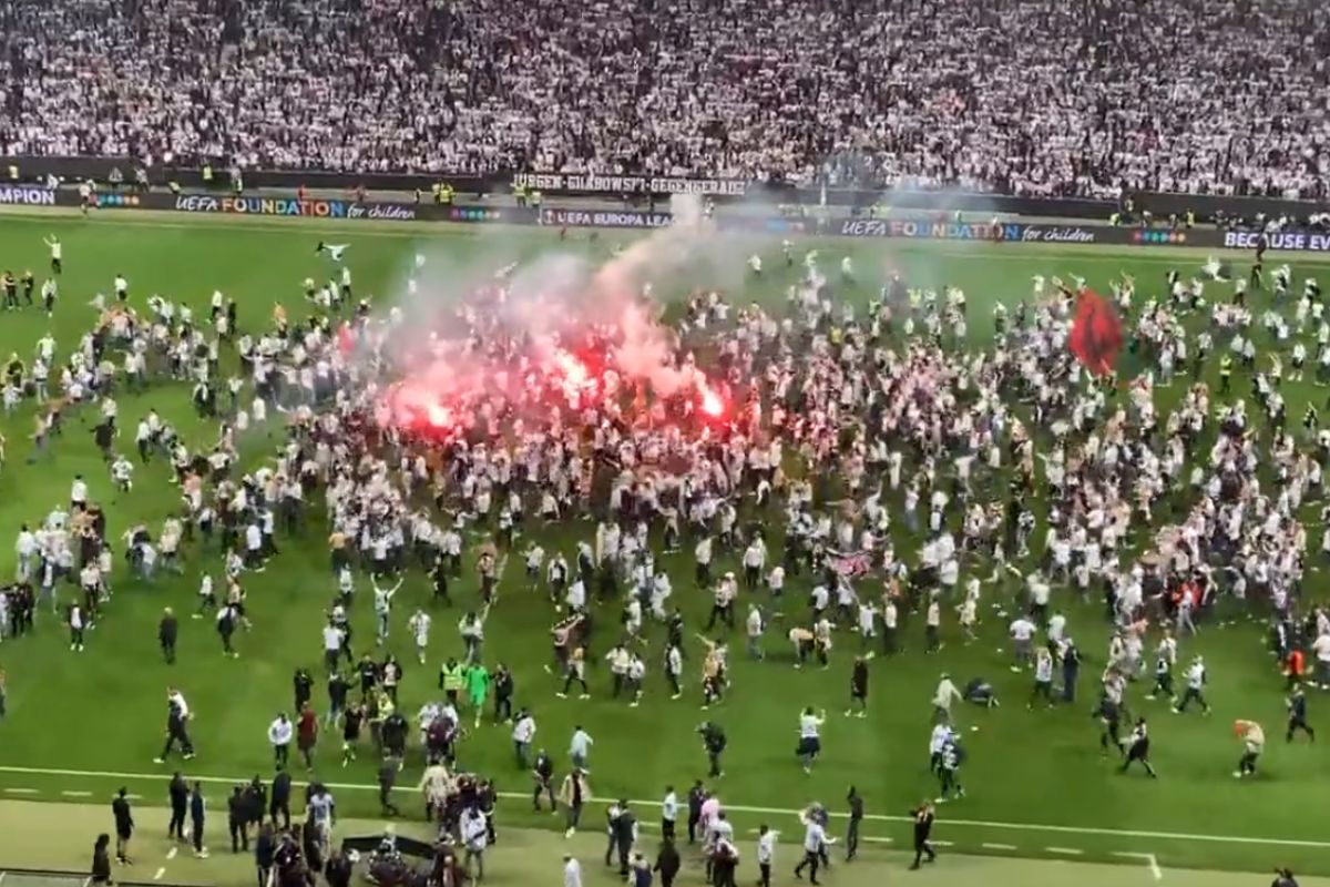 Foto:Captura de pantalla|VIDEO: Así invadieron la cancha hinchas del Eintracht Frankfurt para celebrar el pase a la final de la UEFA