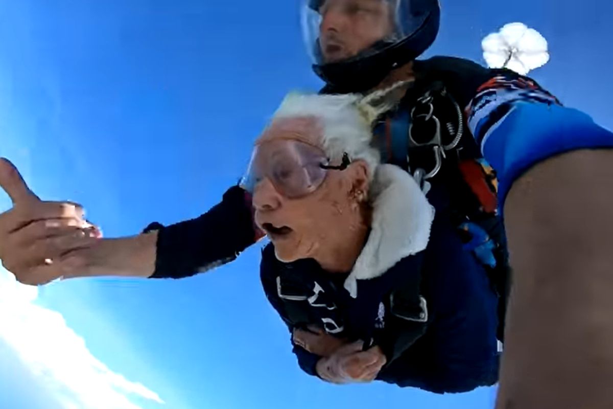 Foto:Captura de pantalla|Video: Enfermera de la 2da Guerra Mundial festejó sus 100 años con salto en paracaídas