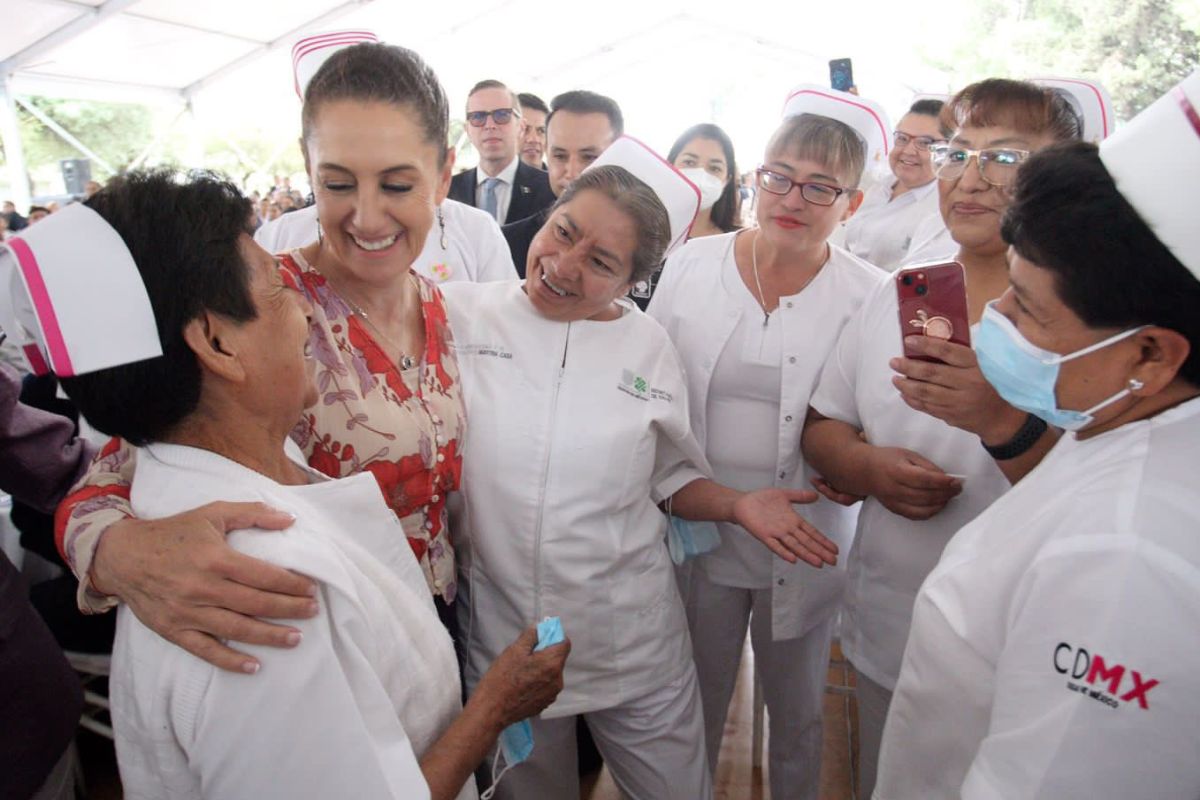 Foto:Twitter/@Claudiashein|Gobierno capitalino anunció basificación para el personal de salud