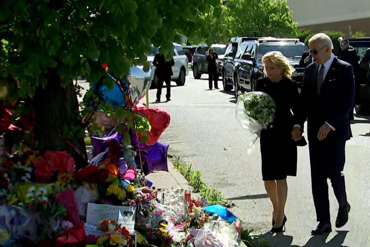 Foto: Twitter/ @ArletteSaenz /  Flores blancas y señal de la cruz: los Biden visitan lugar de matanza racista de Buffalo