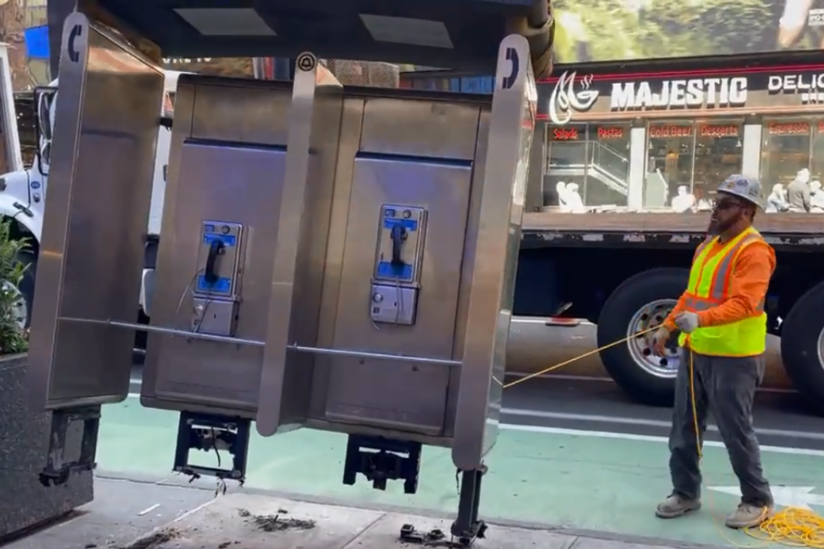 Foto: Twitter/ @glennschuck | ¡Se fueron!, Nueva York desconecta su última cabina pública de teléfono
