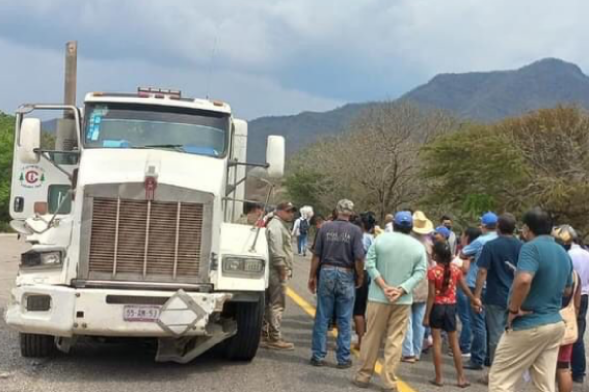 Foto: Especial | Tráiler embiste varios vehículos en el bloqueo carretero en Oaxaca