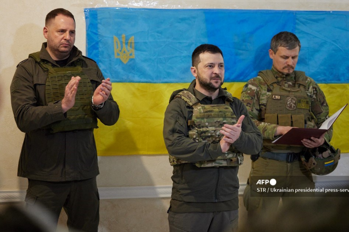 Foto: AFP | Volodimir Zelenski visitó por primera vez este domingo el este del territorio desde el inicio de la ofensiva rusa