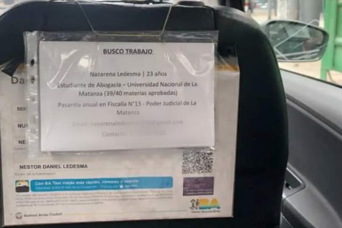 Foto:Redes sociales|¡Increíble! Taxista pega el CV de su hija en su taxi y se viraliza