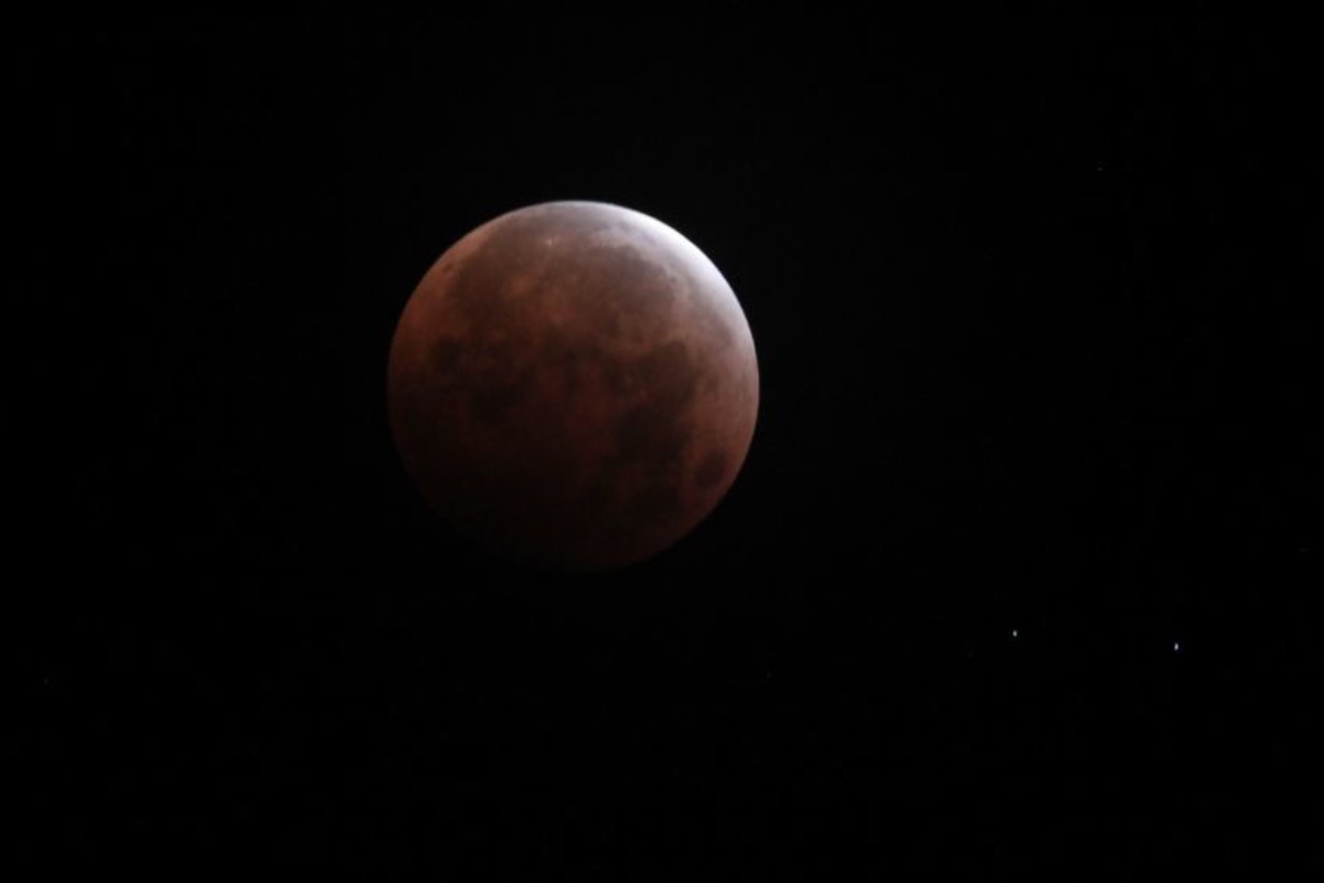 Eclipse total tiñe a la Luna de rojo