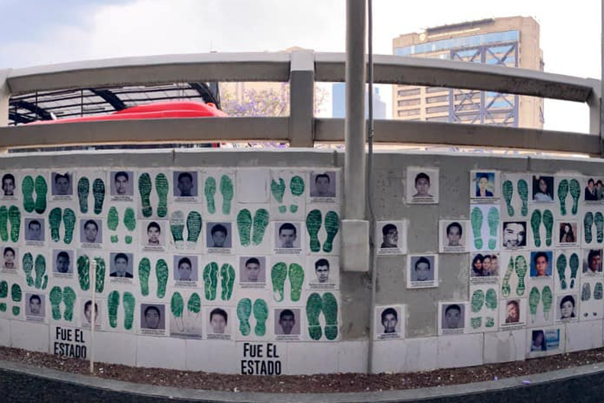 Huellas de la Memoria montó un mosaico con rostros de desaparecidos frente a la FGR.