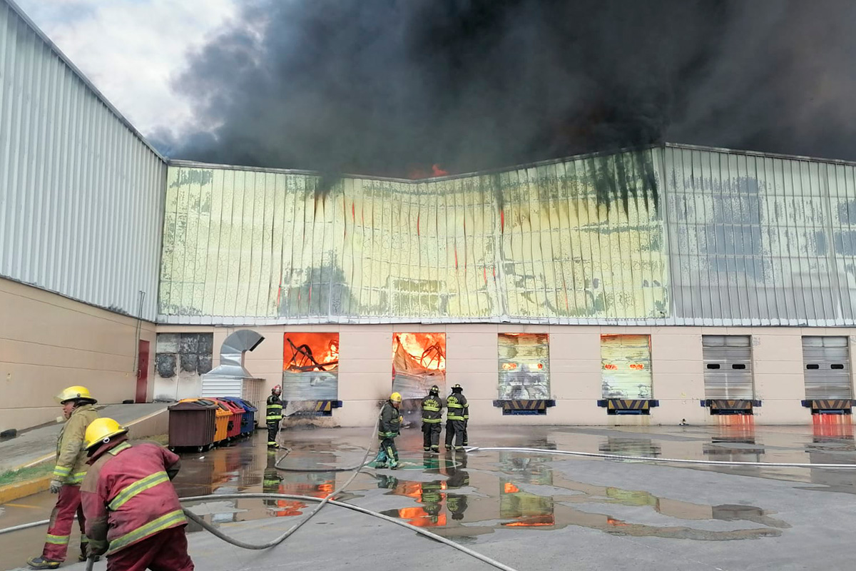 VIDEO. Incendio consume fábrica en parque industrial de Lerma