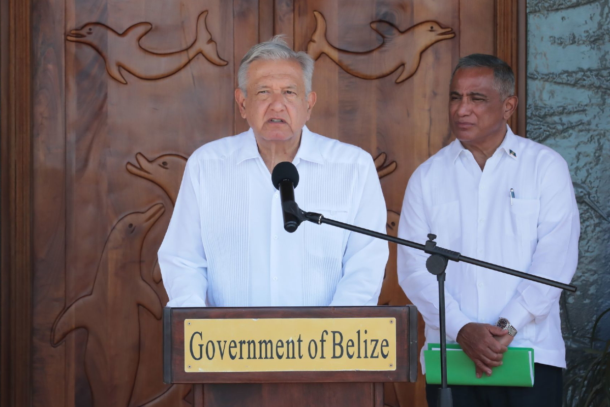 Andrés Manuel López Obrador y John Briceño durante la visita del mandatario mexicano a Belice.