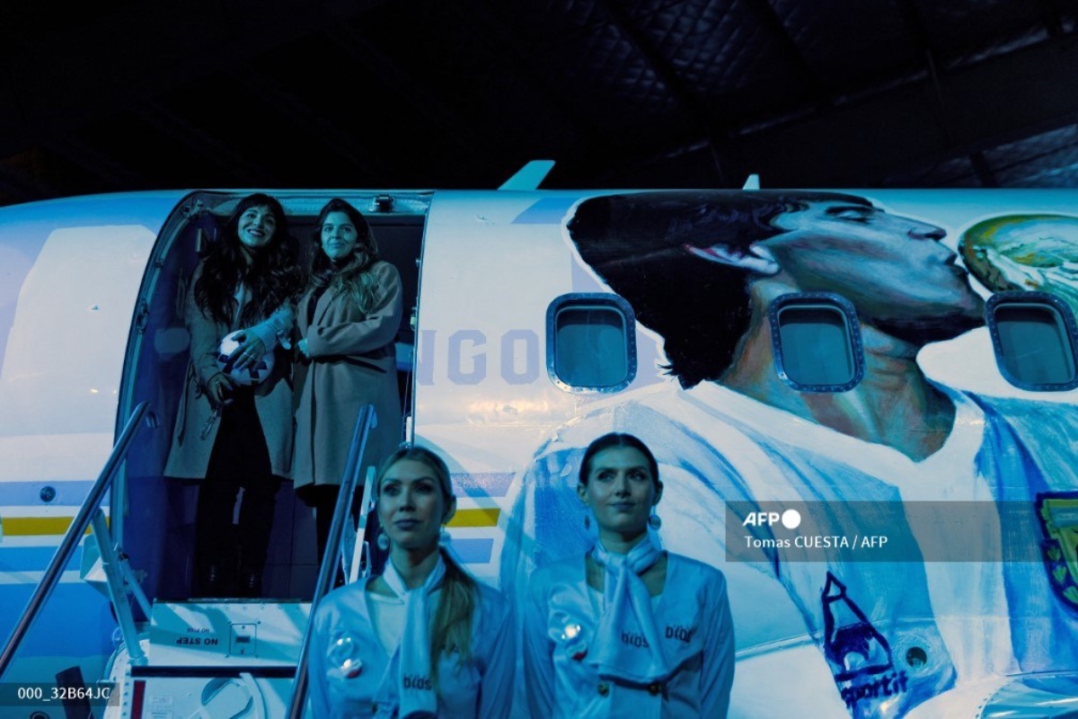 Presentan avión en homenaje a Maradona en Argentina: el "Tango D10S"