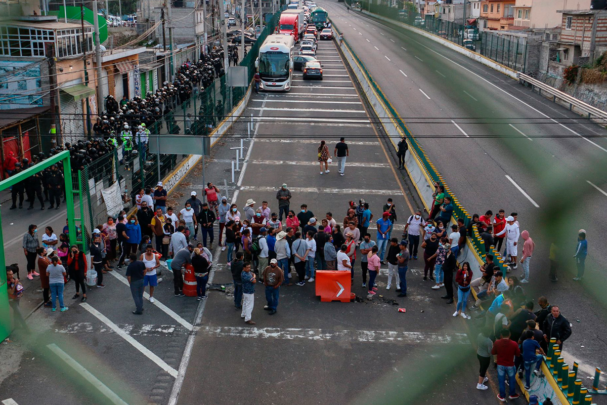 Otro bloqueo desquicia la México-Cuernavaca; hay 8 detenidos