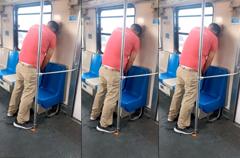Momento en el que fue captado el hombre orinando en metro de Monterrey