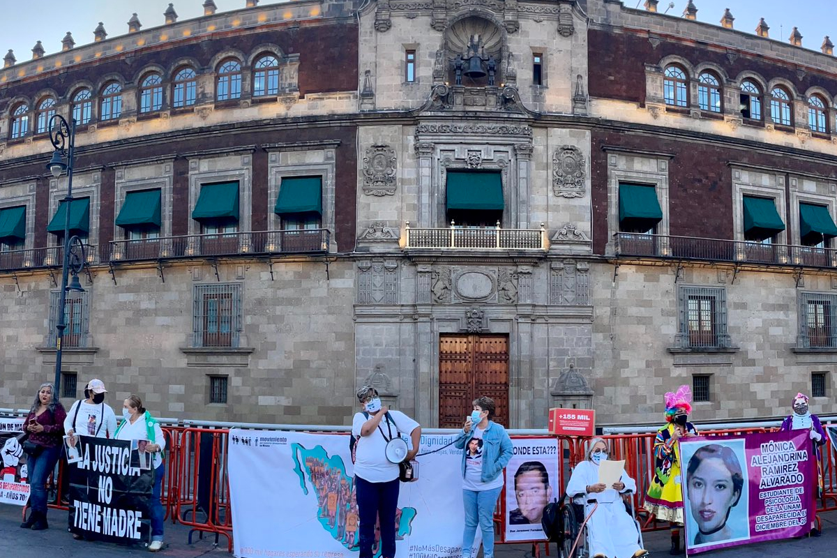 El Movimiento por Nuestros Desaparecidos se manifiesta afuera de Palacio Nacional.