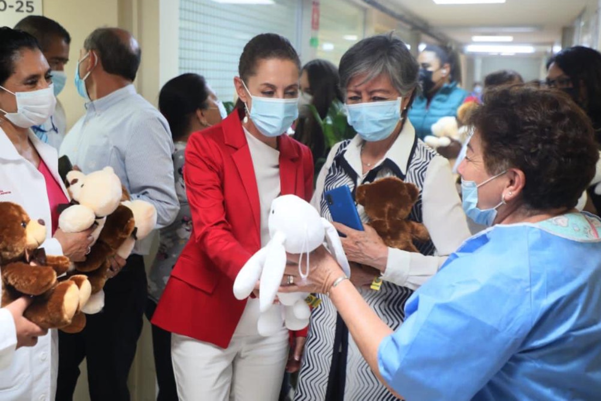 Sheinbaum regala peluches a madres internadas en el Hospital Materno Infantil